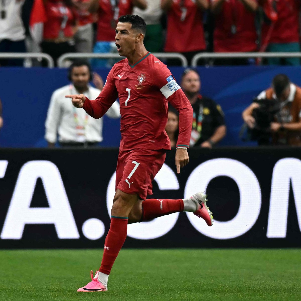 KDCGlobal_'s tweet photo. 🚨🗣️NEW:  A marketing expert Daniel Sá (executive director of the Portuguese Institute of Marketing Administration, IPAM) has told the Lusa news agency that Ronaldo’s eventual international retirement could be a major commercial setback—“a tragedy” from a pure brand perspective—because the national team’s global attention, sponsorships, and revenue have been heavily tied to him for over 20 years.

THEY ARE LITERALLY BEGGING RONALDO NOT TO RETIRE 🐐😩