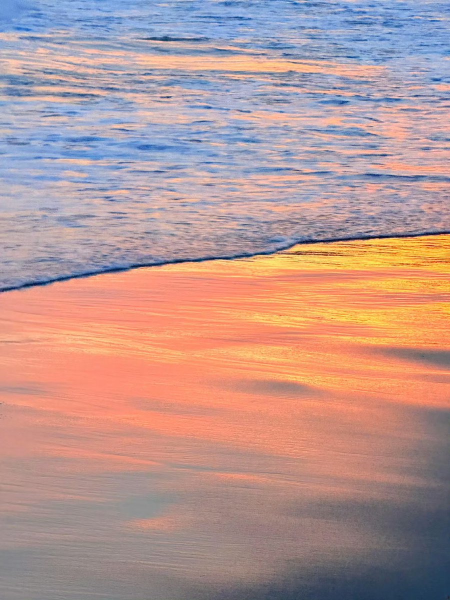 yeonbbbbbbb's tweet photo. Caught the most vibrant sunset over Santorini’s whitewashed cliffs today—golden hues melting into the Aegean Sea, no filter needed. This tiny island’s magic never fails to steal my breath away. https://t.co/QBtLOwjEFb