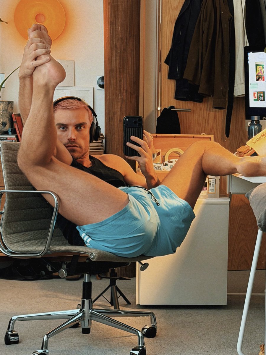 j_the_bottom's tweet photo. Unconventional uses of a desk chair. https://t.co/eJ8LoshiQp