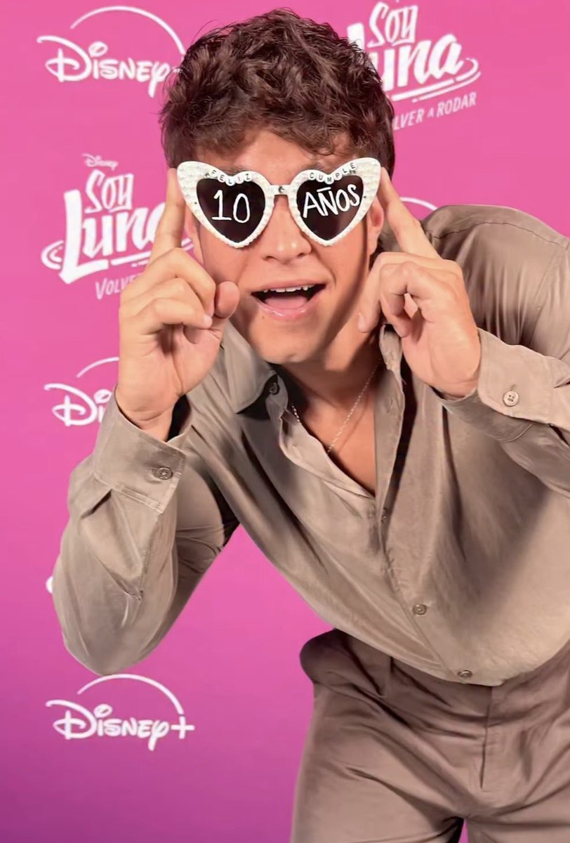 soylunaupdatebr's tweet photo. Karol, Ruggero e Michael em novas fotos durante a premiere de Soy Luna: Volver a Rodar. 💖 https://t.co/yJK3cpJMVZ