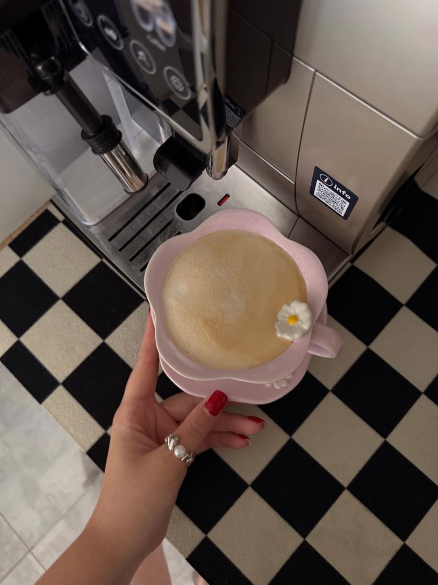 dazzlinghavens's tweet photo. ☕️ https://t.co/3vZrvQPQLe