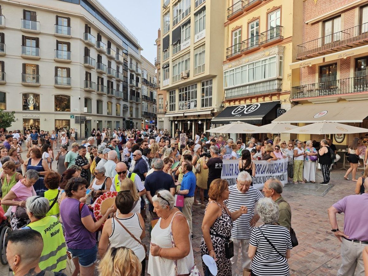 antoniamorillas's tweet photo. Ni una menos. 
Vivas nos queremos. 

5 mujeres asesinadas en Málaga en apenas 20 días. 
4 mujeres asesinadas en 24h. 

Basta de silencio cómplice. 
Basta de negacionismo machista. https://t.co/8XH7yjYBJ4