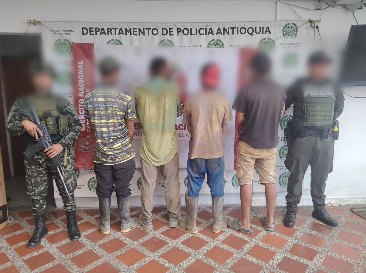 FuerzasMilCol's tweet photo. En desarrollo de operaciones militares contra la extracción ilícita de yacimientos mineros, tropas de nuestro @COL_EJERCITO junto con @PoliciaColombia intervinieron una unidad de producción minera ilegal en la vereda La Viborita del municipio de Amalfi, #Antioquia, inutilizando cinco clasificadoras, un motor industrial, cerca de 30 galones de combustible y 25 mangueras industriales empleadas para esta actividad ilegal.

Asimismo, fueron capturadas en flagrancia cuatro personas, quienes fueron puestas a disposición de las autoridades competentes para adelantar el respectivo proceso de judicialización.
#ContundenciaOperacional
#TodosSomosColombia