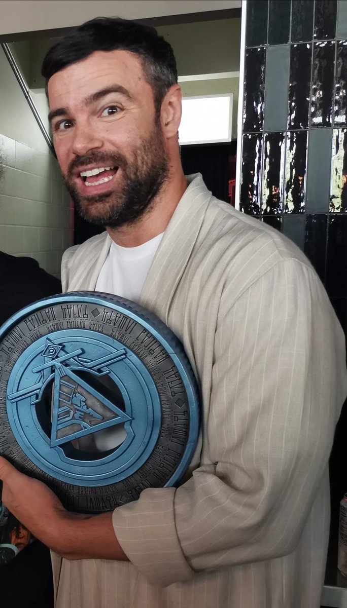 Saer_Art's tweet photo. Ok I lied I do technically have another photo of the coin and it's this badly cropped one of Ben Starr holding it  
#warframe #Tennocon https://t.co/OUaT9iUkUD