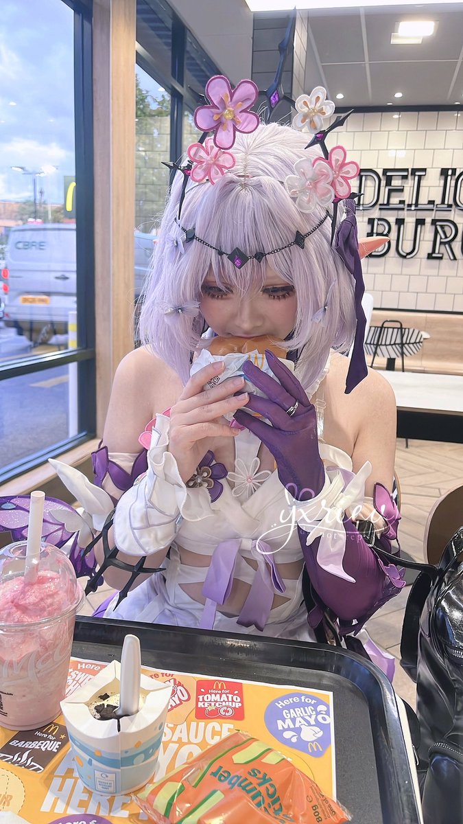 yxriev's tweet photo. ?? she just sat down at my table and helped herself to my burger #wtf 

#honkaistarrail #hsrcreators https://t.co/g0kaJHt7We