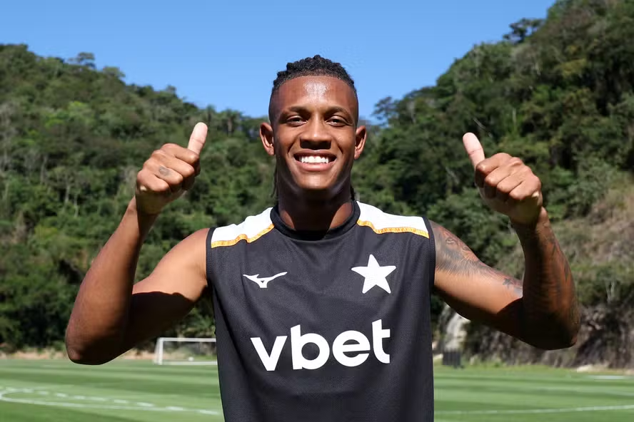 venecasagrande's tweet photo. E só para finalizar o assunto Danilo: EM NENHUM momento Danilo se recusou a jogar pelo Botafogo. A briga é nos bastidores entre os empresários dele e o clube. Os agentes fizeram de TUDO para ele ser vendido ao Palmeiras.

O Botafogo não quis fazer a operação e só aceitou vender para o Zenit, clube que Danilo não quer.

Dito isso: ele se colocou à disposição e está relacionado para o jogo de hoje contra o Vitória.

A postura do jogador não mudou em nada. 

Foto: Vitor Silva / Botafogo