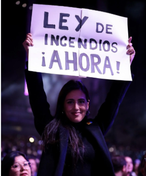 SebastianRochaZ's tweet photo. 🔹La señora Ripamonti dice que " le parece sádico " la tramitación de la megarreforma mientras hay gente muerta o desaparecida por el temporal.

Pero ella no tuvo absolutamente ningún problema en autorizar el Festival mientras seguían contándose los fallecidos por los incendios el año 2024.

Bastante miserable la alcaldesa.