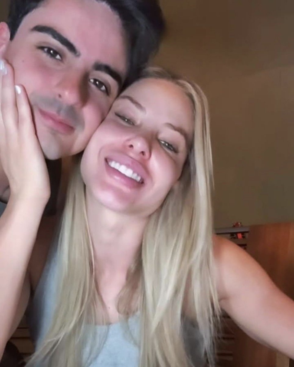daninewbalance's tweet photo. Que aventura foi acompanhar esses dois. Obrigada por toda felicidade q compartilharam conosco. Estava passando por uma crise gravíssima no meu casamento mas esses 2 me fizeram voltar a acreditar no amor. No momento estou com minha terceira filha no forninho mas aqui eu me despeço https://t.co/vLX1FNiZ01