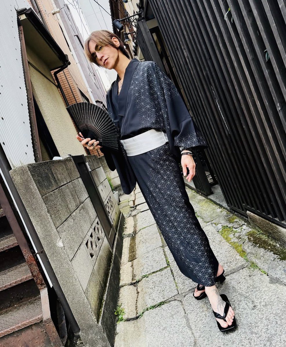 SUGIZOru's tweet photo. 神楽坂祭り。
そのまま食レポ撮影へ。
粋で風流な夕暮れ
#xjapan #lunasea #UNENDINGJOURNEY_FOREVER
#正真正銘第 
#SUGIZO https://t.co/SXZW0PFIZx