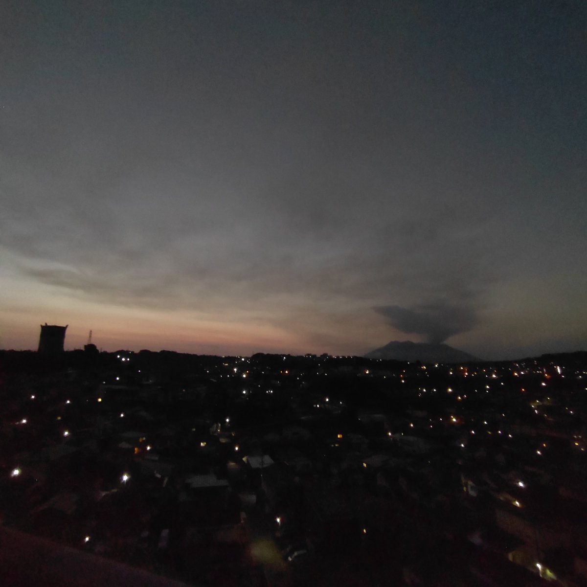sakosin's tweet photo. いつものファミマよりおはようございます。

何となくモカブレンドにしてみました。
昨日は薩摩川内〜串木野方面でした。
ウィンモリス指揮ニューフィルハーモニア管弦楽団のマーラーの10番聴いてました。
資料的な演奏かと思っていましたが、旧全日本プロレスみたいな腰の座ったどっしりとした演奏でした。（伝わりにくい表現(^_^;)）

今日もよろしくお願い致します。

マーケット情報（自分用に？情報増やしてみました）
ドルと円の為替レートです
163.80-163.81
(7/24 5:04)
+0.87
(+0.53%)

国内の長期金利の指標となる新発10年物国債の利回りです
2.770
(7/23 15:17)

米国の長期金利の指標である10年物国債利回りです
4.70180
(7/24 4:47)
+0.04430

米国の30年物国債利回りです
5.150
(7/22)
+0.018
                 https://t.co/mnikGv7uh1