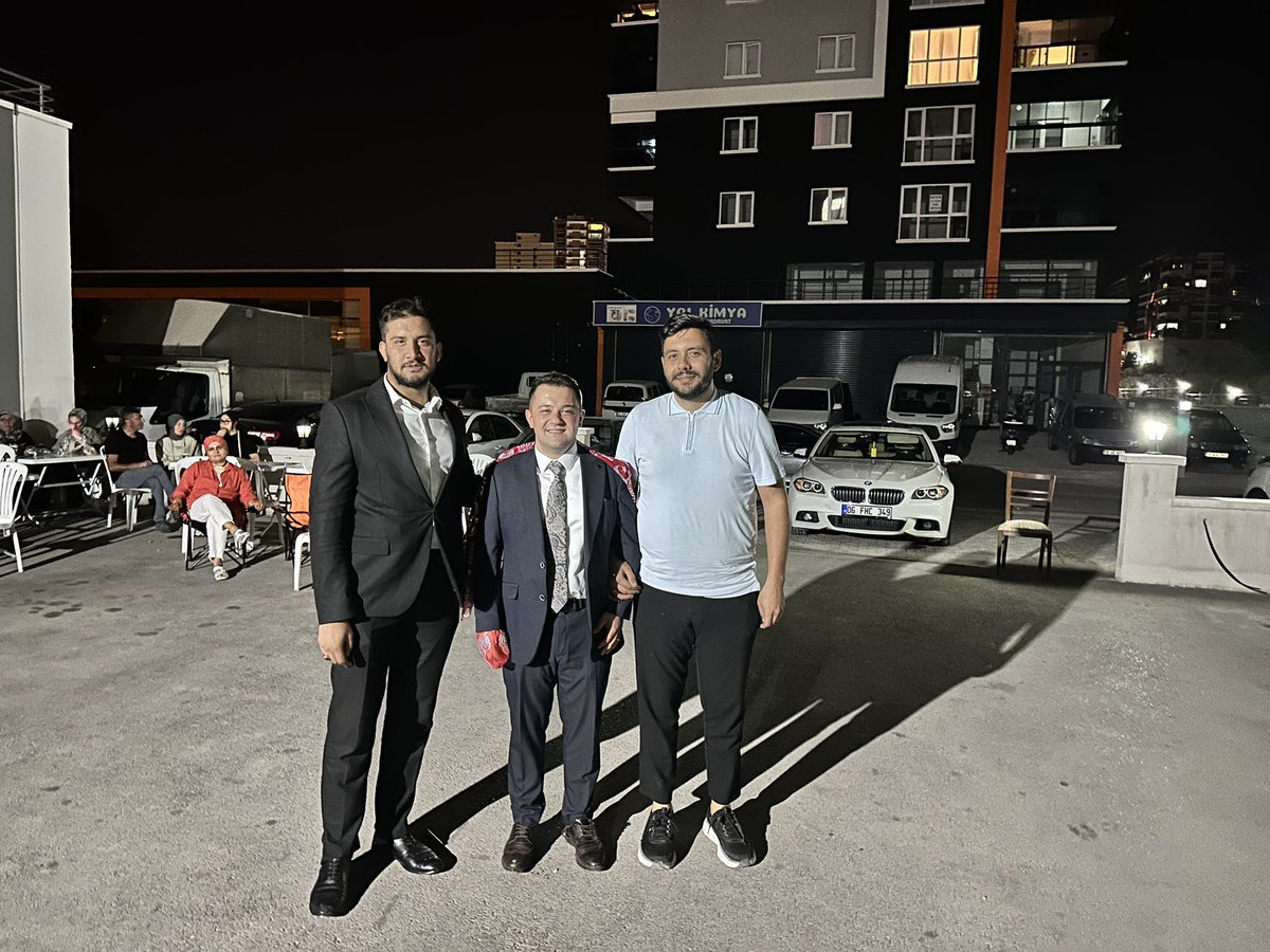 ahmetbrkcskn03's tweet photo. Önceki dönem İlçe Başkan Yardımcımız @enesergin06 kardeşimizin kına merasimine, Belediye Meclis Üyemiz @hasanakyoll06 ve yönetim kurulu üyelerimiz ile birlikte katılım sağladık.
Rabbim bir ömür boyu mutluluk nasip etsin. https://t.co/cuF3kwmLAy