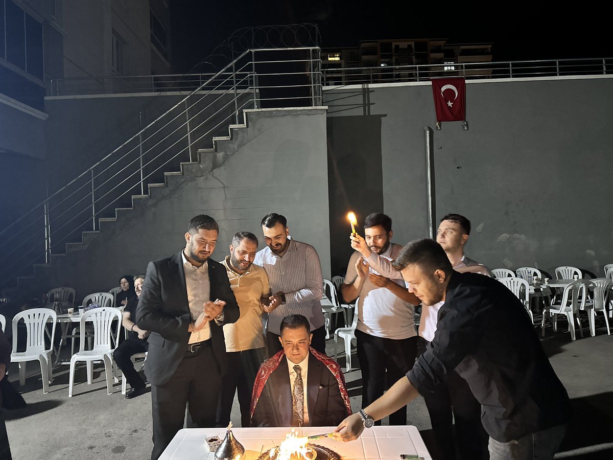 ahmetbrkcskn03's tweet photo. Önceki dönem İlçe Başkan Yardımcımız @enesergin06 kardeşimizin kına merasimine, Belediye Meclis Üyemiz @hasanakyoll06 ve yönetim kurulu üyelerimiz ile birlikte katılım sağladık.
Rabbim bir ömür boyu mutluluk nasip etsin. https://t.co/cuF3kwmLAy