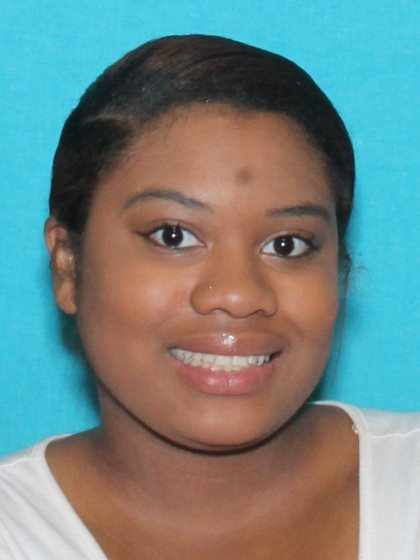 CrimeStopHOU's tweet photo. WANTED: Crime Stoppers and @houstonpolice need your help locating Dlaysha Sheree Session, wanted for Injury to a Child (Bodily Injury).
Police allege she left a 3-year-old nonverbal child unattended in a bathtub of hot water, resulting in severe burns. The child was also found to have multiple rib fractures.
📞 Submit anonymous tips:
713-222-TIPS (8477)
 💻 https://t.co/5IYJc7TrX1
 📱 Crime Stoppers App
A cash reward may be available for information leading to her arrest. https://t.co/9XWgkjZrbM