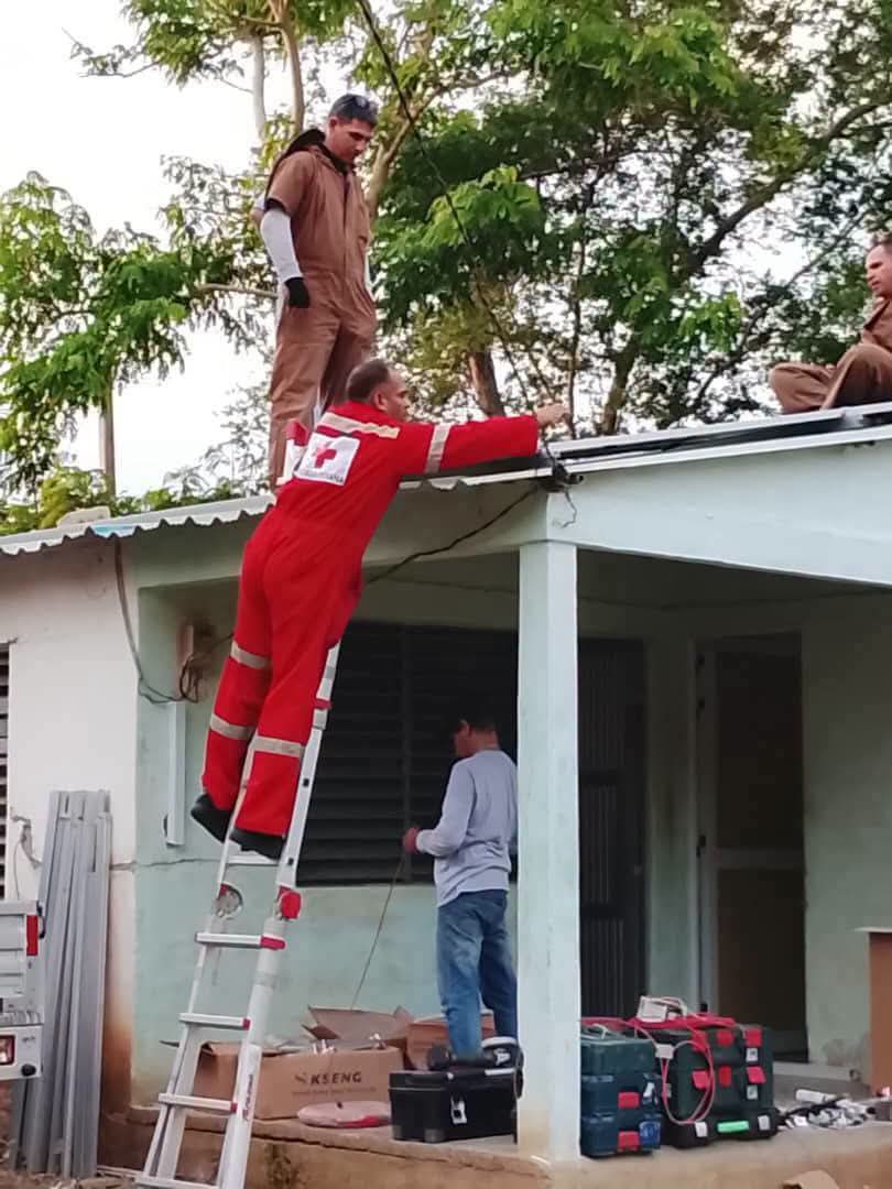 CNCTVGranma's tweet photo. Gracias a la cooperación d la Federación Internacional de la Cruz Roja el asentamiento d Malacó, en #RíoCauto, asegura la vitalidad de los servicios d salud con la instalación d un sistema fotovoltaico de 8 kW en el Consultorio del Médico de la Familia.
Fte/José M. Rodríguez https://t.co/Uyon3JJJgn