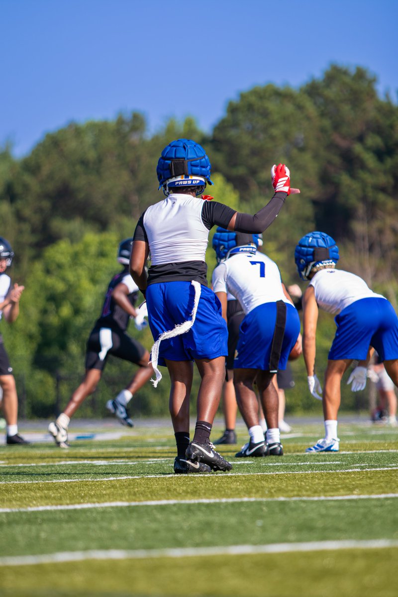 mjdickerson27's tweet photo. Reading eyes, breaking on the ball. Every rep 👀
5'10" | 160 | DB/WR | Class of 2028 | Chattahoochee HS
🎥 https://t.co/moAtmCktl8
#2028DBs #DBU #RecruitMJ #Recruiting2028 #HoochFootball
@Coach_Tannese18 @kennesawstfb @GeorgiaStateFB @HoochFootball @CoachShanMo @CoachTMcKnight https://t.co/kLR9moJxhb