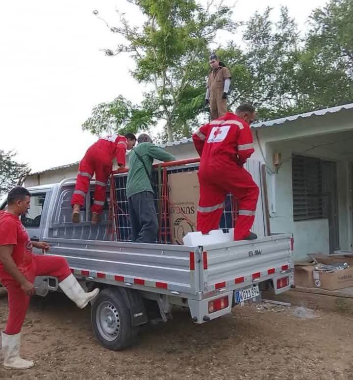 CNCTVGranma's tweet photo. Gracias a la cooperación d la Federación Internacional de la Cruz Roja el asentamiento d Malacó, en #RíoCauto, asegura la vitalidad de los servicios d salud con la instalación d un sistema fotovoltaico de 8 kW en el Consultorio del Médico de la Familia.
Fte/José M. Rodríguez https://t.co/Uyon3JJJgn