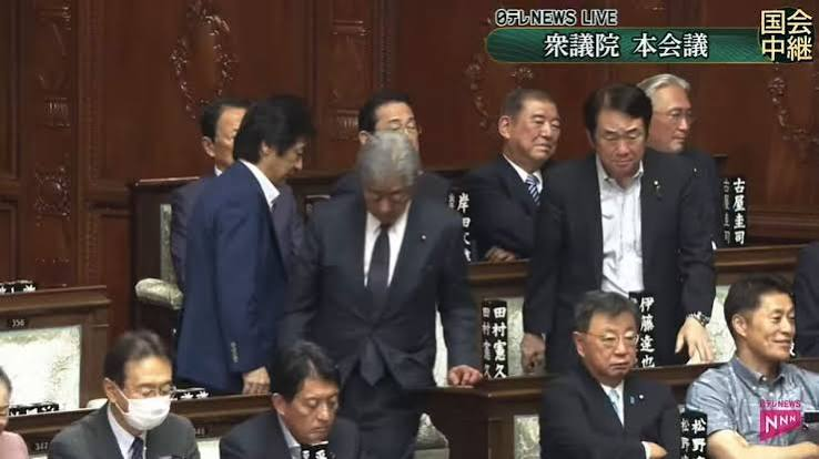 zundamotisuki's tweet photo. 国旗損壊罪の法案決議の際にポケットに手を突っ込んで途中退席した元大臣の名前は...岩屋毅です。

岩屋さんは国会議員に相応しくないと思う人‼️

手をあげるのだ✋

🙋‍♂️< こんな態度で途中退席とか国会議員辞めたらいいと思います。 https://t.co/xQYNtan7F4