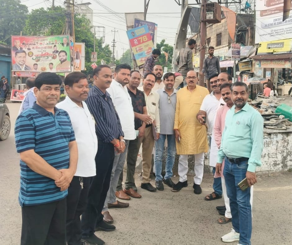 BarabankiE's tweet photo. Barabanki News: छाया चौराहे का बदलेगा स्वरूप, 26 लाख रुपये से बनेगा मिनी घंटाघर; हाईमास्ट लाइट और महापुरुषों की प्रतिमाओं का भी होगा सौंदर्यीकरण

 https://t.co/tSKHvW5PL0 https://t.co/KgRd9jalDq