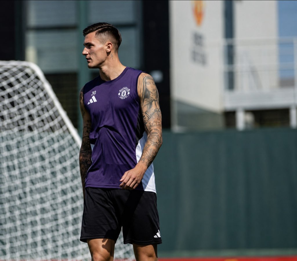 UTDKarra's tweet photo. Šeško’s first Manchester United training vs Šeško’s second season at Manchester United. 

Wherever you run to, Konaté, you’re not safe. Šeško will find you, and you’ll pay for pushing him into the advertisement boards. https://t.co/YhvlcVK5ya