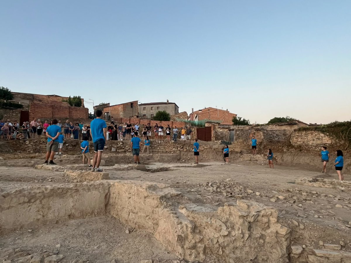 AesoRecerca's tweet photo. Avui se'ns ha post el sol explicant els resultats de l'excavació d'enguany a l'Hort del Cavaller.
No se'ns acut una manera més idíl·lica de gaudir de la visita. https://t.co/S0LXf32klV