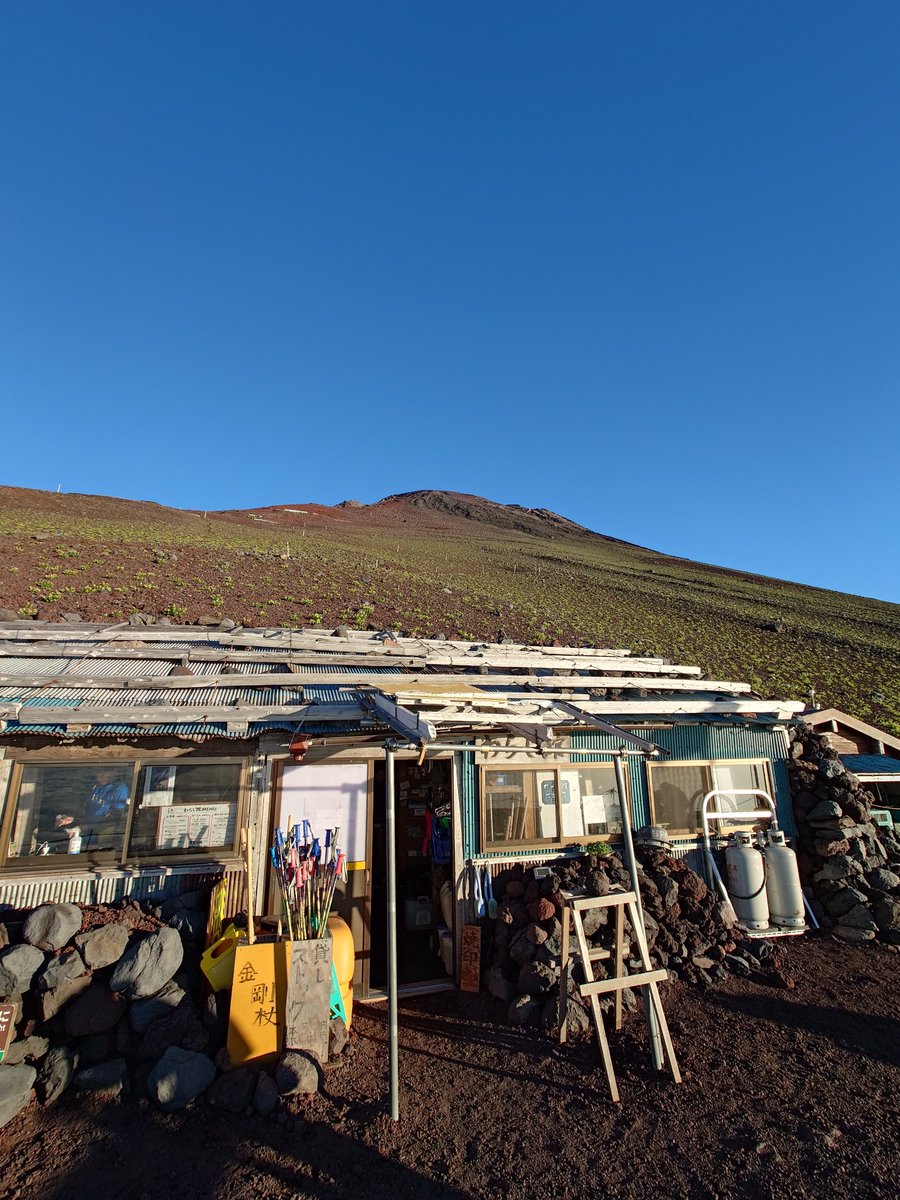 takeroaig's tweet photo. さて
雲海を背に登るぞ！
#富士山
#富士登山
#御殿場ルート
#わらじ館 https://t.co/TOB0TDmxTm