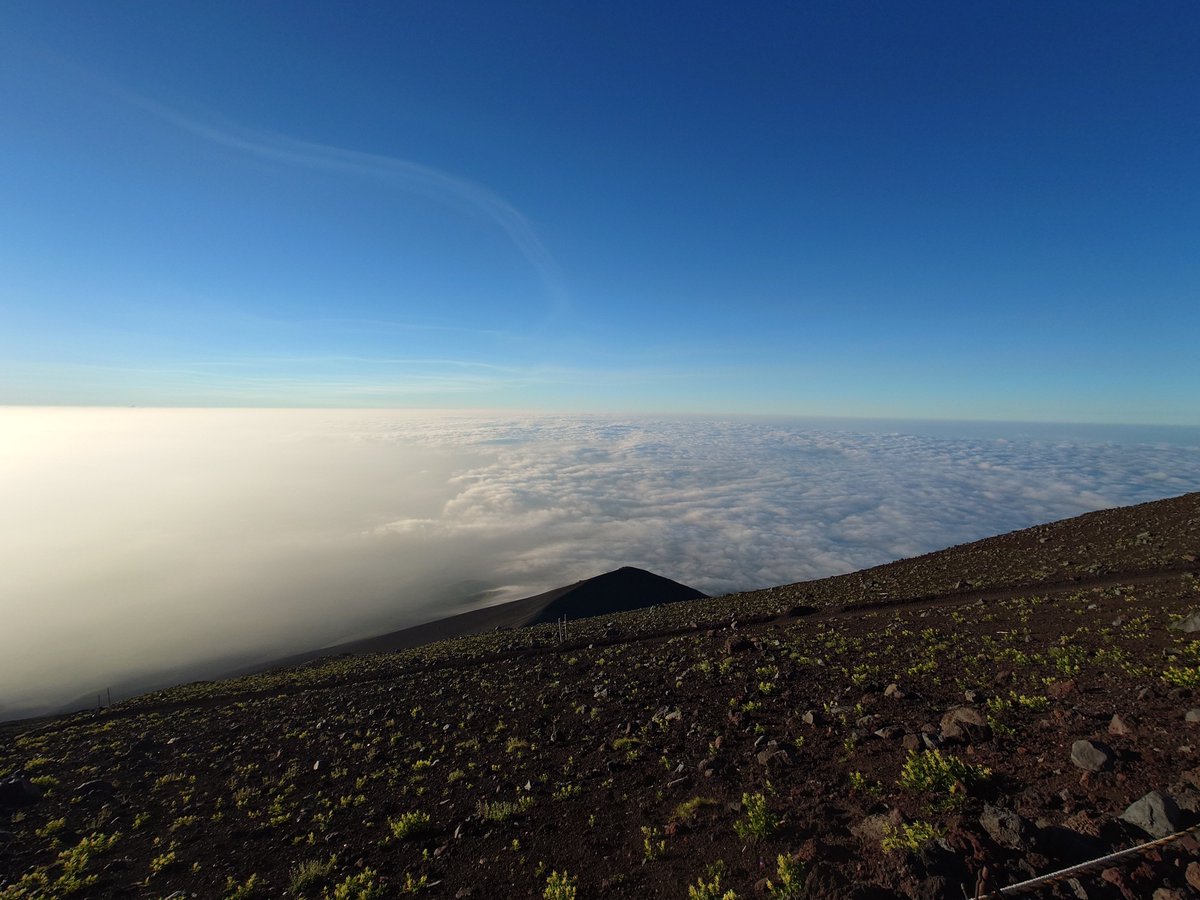 takeroaig's tweet photo. さて
雲海を背に登るぞ！
#富士山
#富士登山
#御殿場ルート
#わらじ館 https://t.co/TOB0TDmxTm