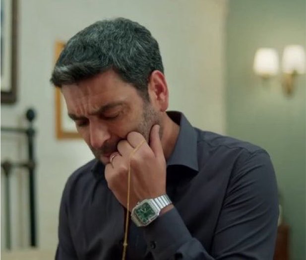 askmiiiiiiii's tweet photo. Cihan Alya’nın bıraktığı yüzüğe Alya’da Cihan’ın aldığı kolye’ye sığınacak 😭 https://t.co/LVMVF6QB2f