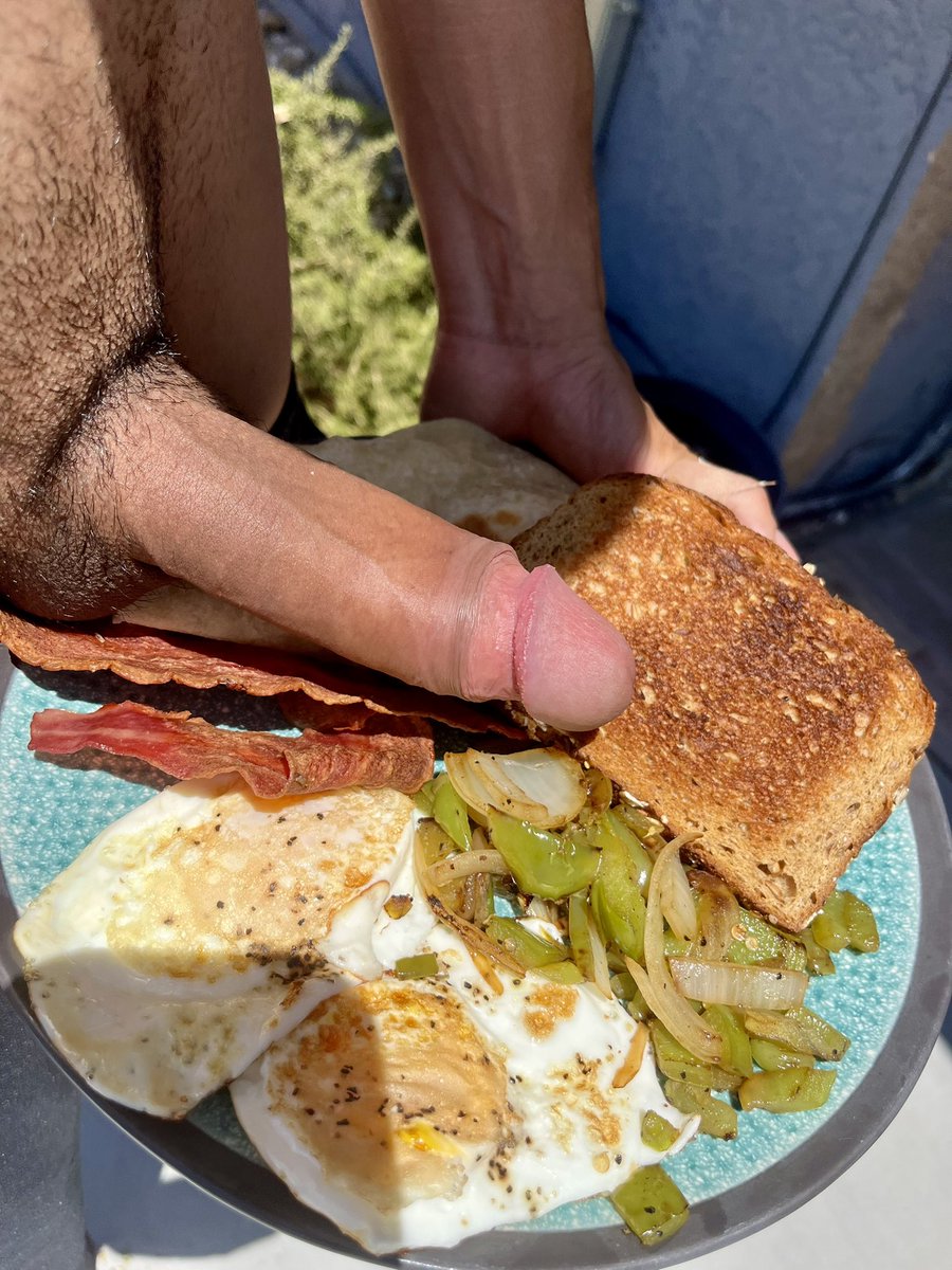 mannyrizco's tweet photo. Breakfast ready 🍳🥓🍞😘 https://t.co/pk5sIyt5S0