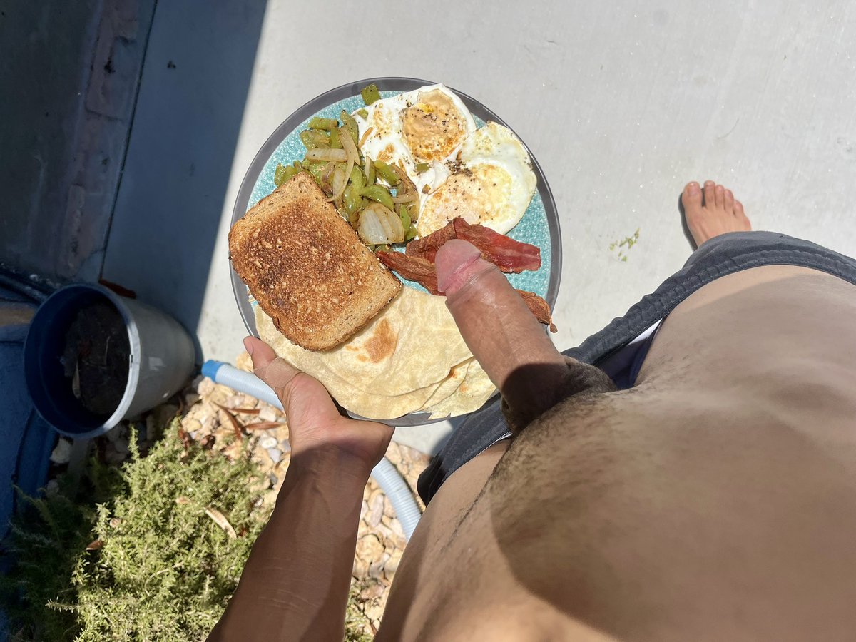 mannyrizco's tweet photo. Breakfast ready 🍳🥓🍞😘 https://t.co/pk5sIyt5S0
