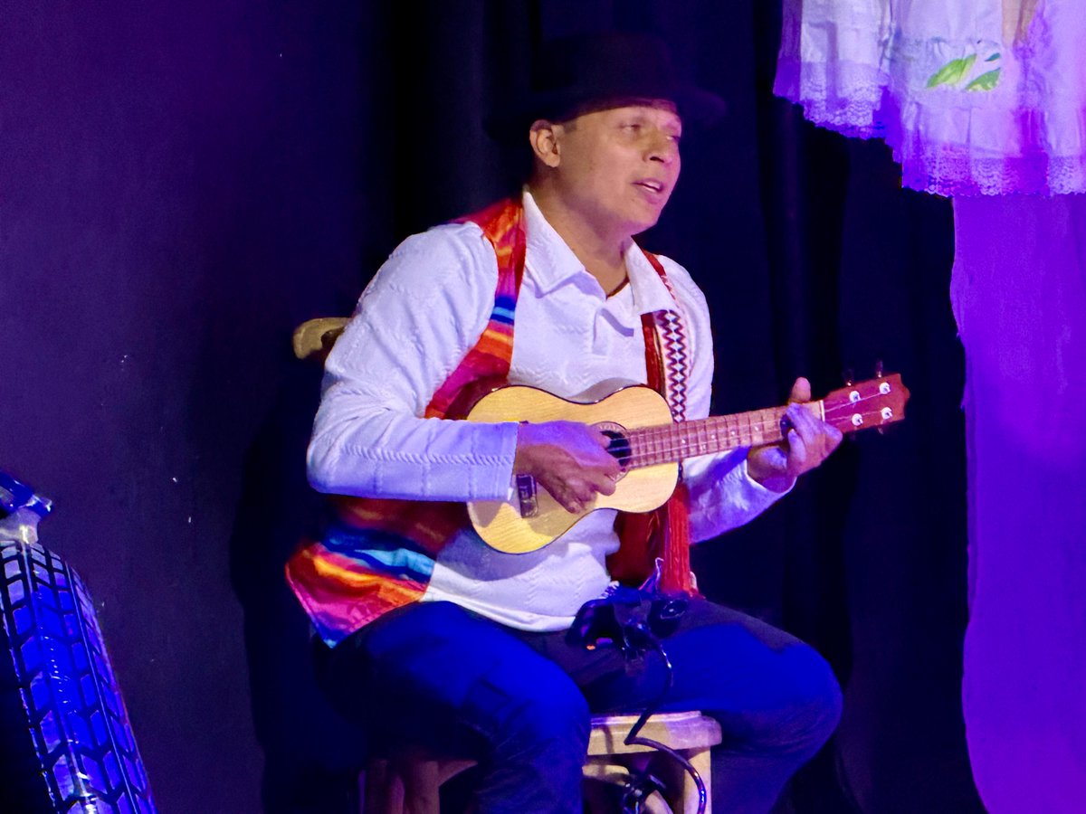 ValleCompromiso's tweet photo. Junto a la @AlcaldiaDeCali y la Corporación Casa Naranja, hacemos posible que 1.000 niñas y niños disfruten de una experiencia en el teatro, gracias al trabajo conjunto entre el sector público, el sector privado y las organizaciones de base comunitaria. https://t.co/dqFqMDwTWG