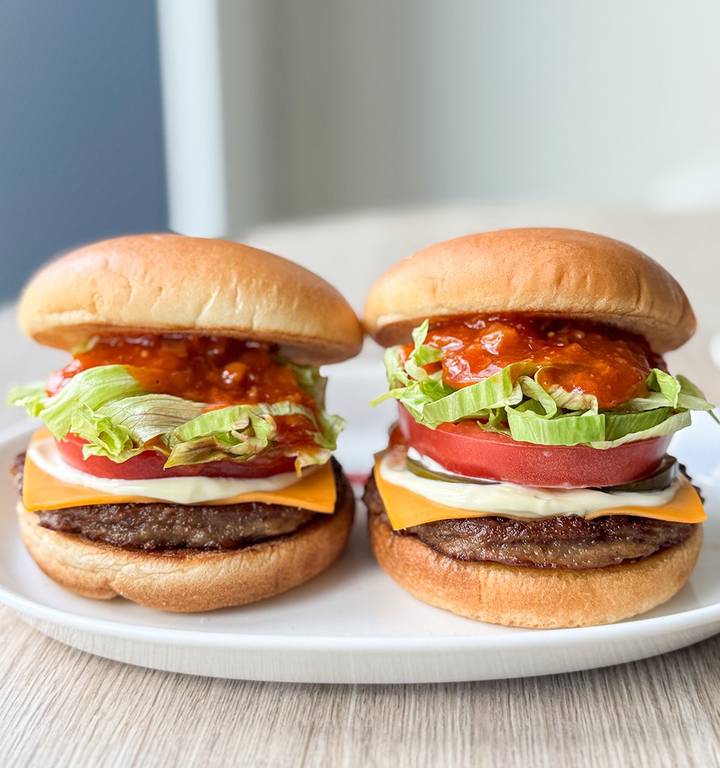 mos_burger's tweet photo. 👈辛くないモスタコスバーガー

👉ちょっと辛いスパイシーモスタコスバーガー https://t.co/6Q9sySpmHF