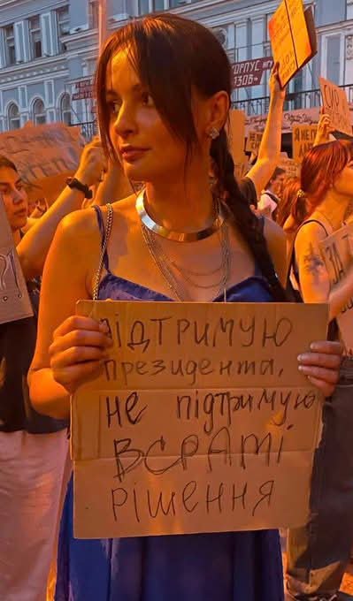 tendertorg21's tweet photo. БлЯ...

Поясню
Бля...
Людською 
Це приблизно як:

- Я підтримую водія автобуса. А куди він їде?
- У прірву.
- Ну, маршрут не підтримую, рішення їхати в прірву встрате, але водія підтримую, бо водій, хавається мені.

Мені навіть страшно уявити, що там у тих мізках діється. https://t.co/hoftCEAlJY