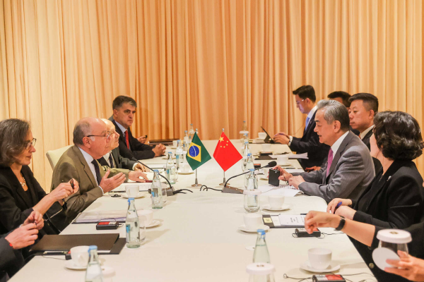 EmbaixadaChina's tweet photo. O Ministro das Relações Exteriores da China, Wang Yi, se reúne com o Ministro das Relações Exteriores do Brasil, Mauro Vieira, em Manila, Filipinas, em 22 de julho de 2026.
https://t.co/6eEQUQx2kA https://t.co/EwLg5MgYZ7