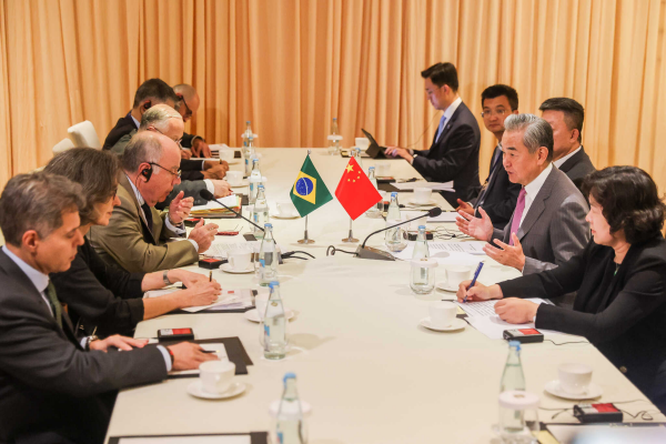 EmbaixadaChina's tweet photo. O Ministro das Relações Exteriores da China, Wang Yi, se reúne com o Ministro das Relações Exteriores do Brasil, Mauro Vieira, em Manila, Filipinas, em 22 de julho de 2026.
https://t.co/6eEQUQx2kA https://t.co/EwLg5MgYZ7