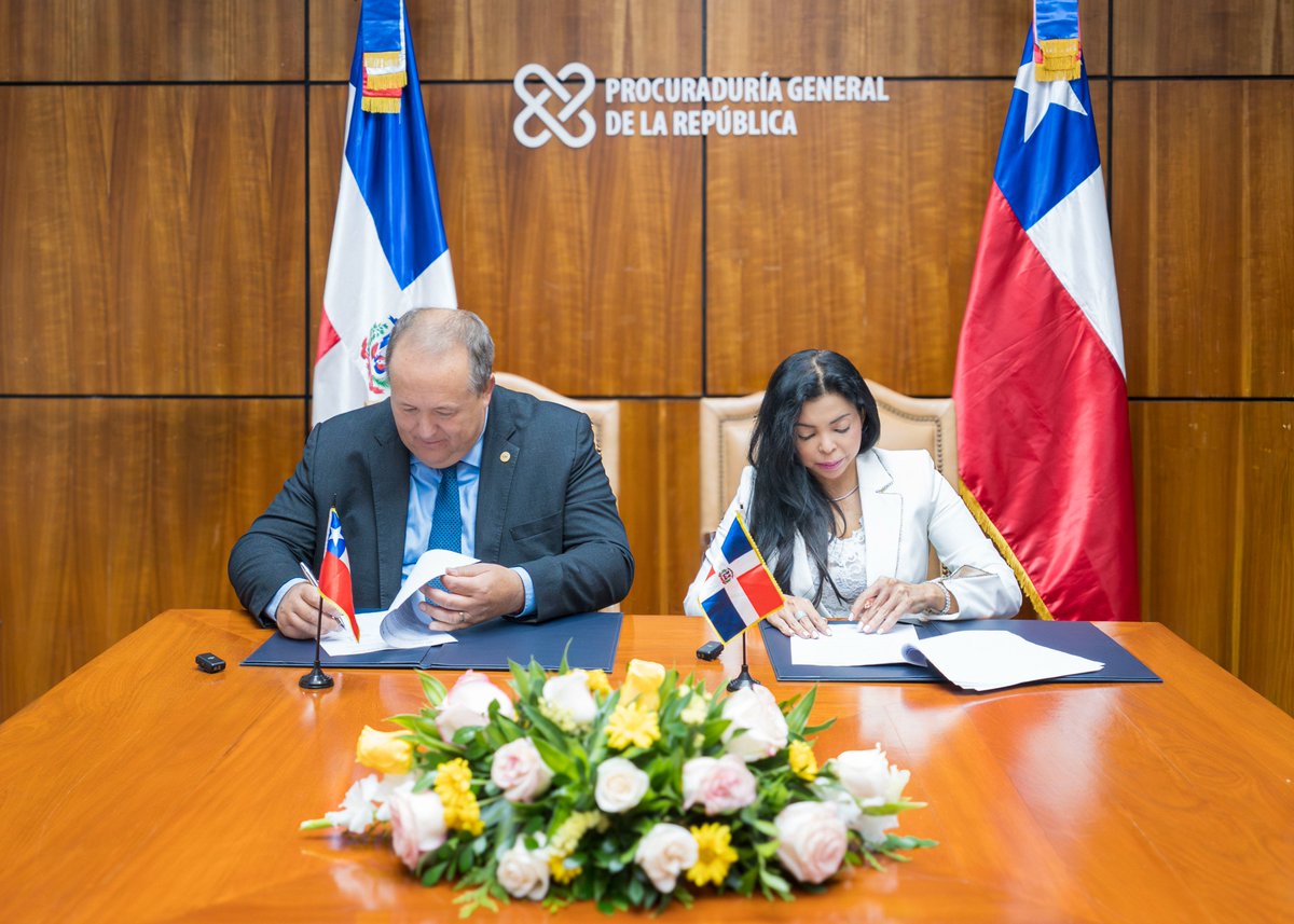 ChileenRepDom's tweet photo. El embajador Iván Favereau acompañó al Fiscal Nacional Ángel Valencia en la ceremonia de firma del Acuerdo para el establecimiento de un Equipo Conjunto de Investigación entre la Fiscalía Nacional de Chile y la Procuraduría General de la República. https://t.co/lHpouWY6VR