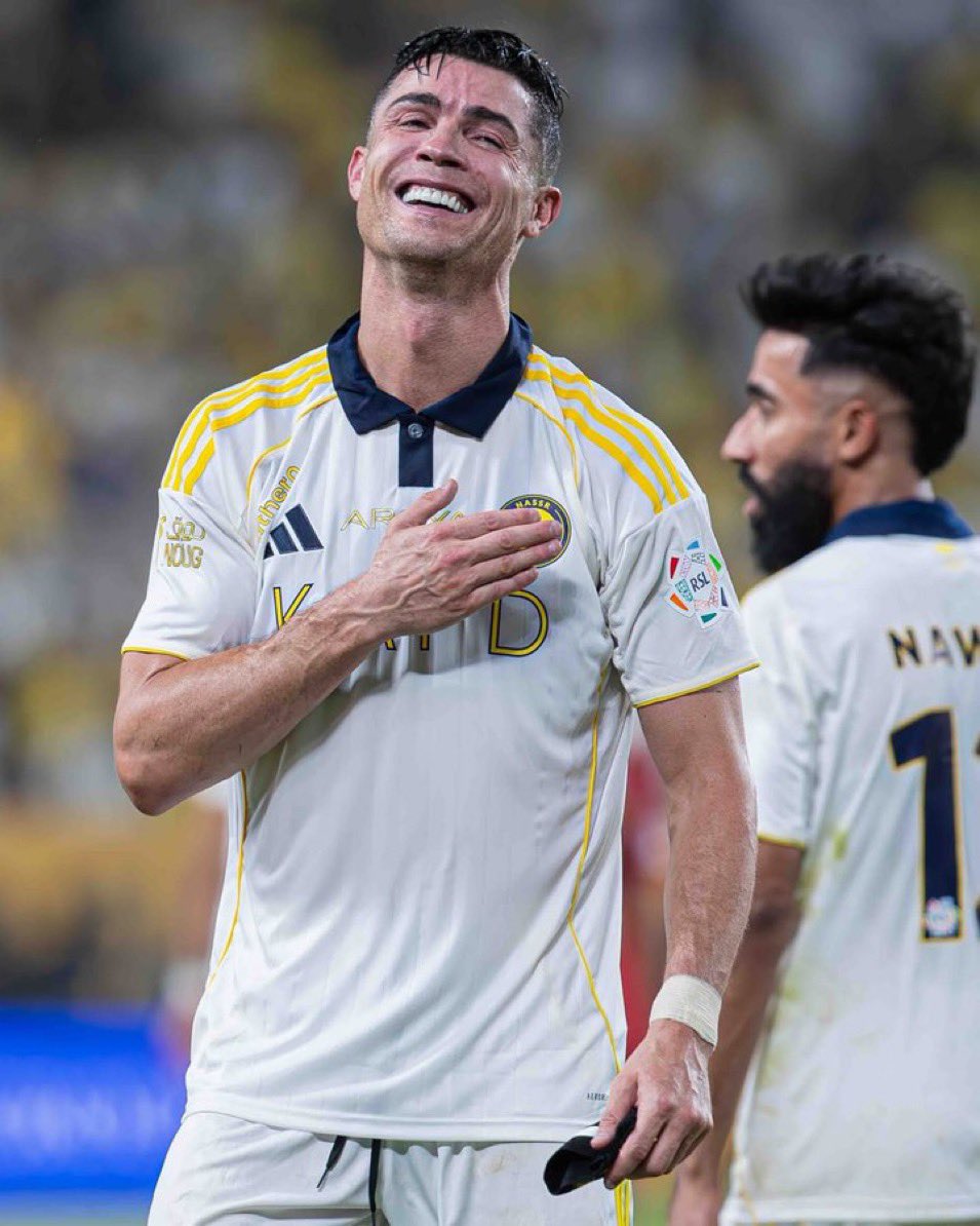 0_b6y's tweet photo. البرتغال مالهم اسبوعين طالعين ورغم كل ذلك
قطع اجازته عشان النادي واوضاعه واجتمع مع المدرب 

اسالكم بالله تلومونا يوم نقول انه الرجل الاول ؟ 
والله يا جمايلك علينا كثيره يالاسطورة الله يديمك💛 https://t.co/cdlpyeMp7X