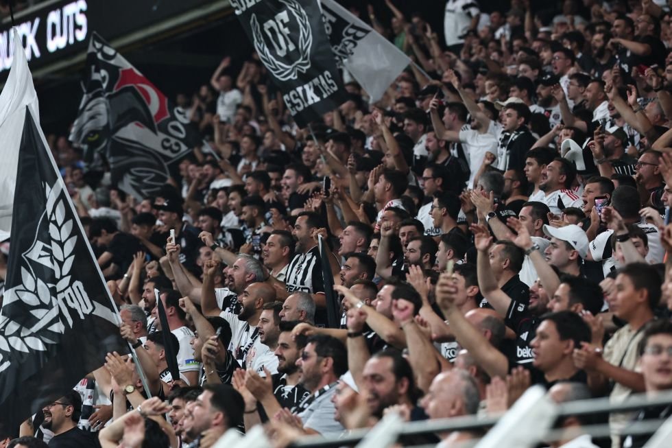 HaberKartali's tweet photo. Midtjylland Teknik Direktörü Mike Tullberg: "6 yıl Dortmund'da çalıştım. Dortmund'un da taraftarları çok iyi. Ancak Beşiktaş taraftarının oyunculara verdiği güç çok özel. Dolayısıyla her Beşiktaş taraftarı bu oluşturduğu atmosferle gurur duymalı." https://t.co/kUtktfntPM