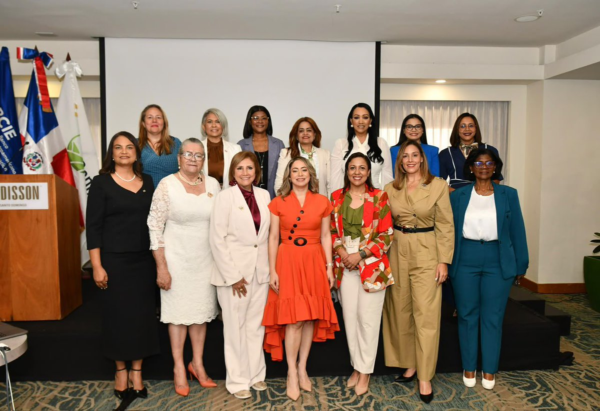 bagricolaRD's tweet photo. El Banco Agrícola realizó el Encuentro AgroJefas 2026, un espacio de integración e intercambio de experiencias orientado a fortalecer el liderazgo femenino en el sector agropecuario nacional.

La actividad reunió a la ministra de la Mujer, Gloria Reyes; a la viceministra de Desarrollo Rural del Ministerio de Agricultura, Miriam Guzmán de Tejada; así como a viceministras y representantes de ambas instituciones, quienes compartieron con mujeres líderes del campo dominicano en una jornada de diálogo, formación y articulación.

AgroJefas es el complemento formativo, educativo y de capacitación del programa Mujer Rural, impulsado por el Banco Agrícola y el Ministerio de la Mujer, con el apoyo del BCIE y ejecutado por INCAE Business School, que busca fortalecer las capacidades empresariales, financieras y de liderazgo de mujeres productoras agropecuarias.

#BancoAgrícolaRD #AgroJefas2026 #MujerRural #LiderazgoFemenino #DesarrolloAgropecuario