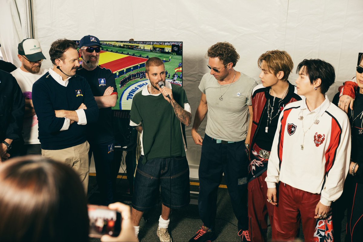 btschartsxdaily's tweet photo. New Photos of #BTS, Justin Bieber, Jason Sudeikis, Chris Martin and mora at the Backstage!
https://t.co/rCtTnbIifM https://t.co/aQ6GcI2a1R