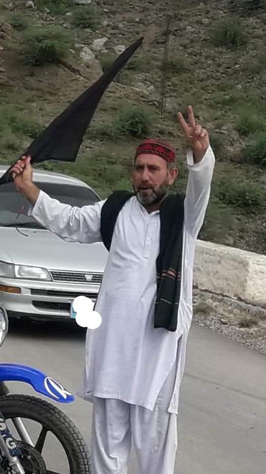 sohailnoorkhan's tweet photo. مرګیه، څه ښکلي خلک دې له مونږ څخه جدا کړل.
نن د ولایت خان افریدي صیب څلورم تلین دی، ولایت خان آفریدي، چې په دره آدم خېل کې د پښتون ژغورنې غورځنګ یو فعال غړی وو، څلور کاله وړاندې په هم دې ورځ د خاورې د ناپوهه کس له خوا شهـ. ـید کړای شو.
د ولایت خان آفریدي صیب تشه به هېڅ کله هم ډکه نشي، ده تل د خپلې سیمې د امن او پرمختګ خبره کوله، مګر دا اواز اوس درې کاله کیږي چې خاموش دی.
روح یې ښاد، په ګور یې نور، جنت الفردوس یې مقام شه.
#RememberingWilayatAfridi