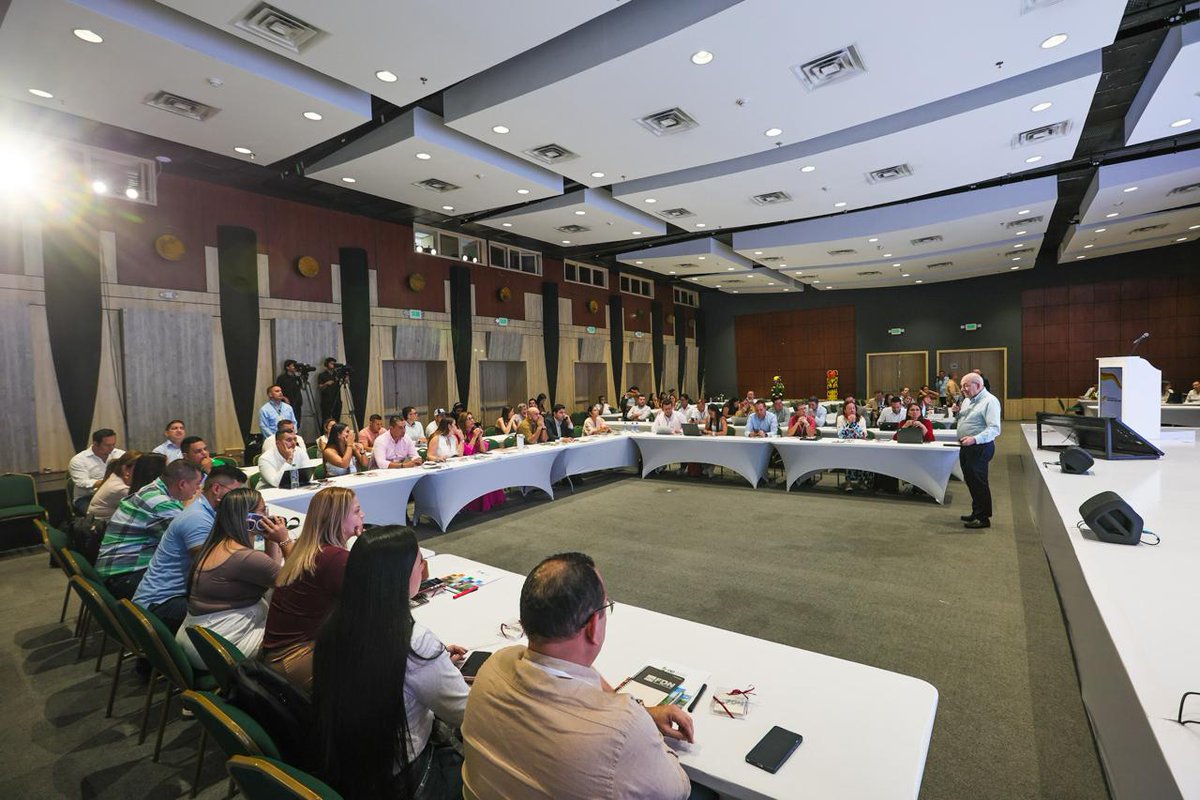 FNDCol's tweet photo. #AEstaHora, en el marco del #ForoRegionalInfraestructura, se desarrolla una mesa de trabajo liderada por la @FDNcolombia, con la participación de la @gobdetolima, la @FNDCol y secretarios departamentales, para conocer los proyectos prioritarios por las entidades territoriales que requieren apoyo en su estructuración técnica y financiera, los retos que enfrentan para su desarrollo, así como definir rutas de trabajo conjunto para impulsar su efectiva ejecución.