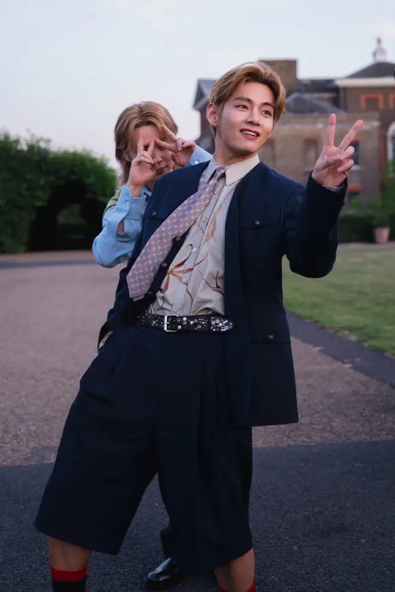 taeguide's tweet photo. Gorgeous London boy https://t.co/JSKuJZj12J