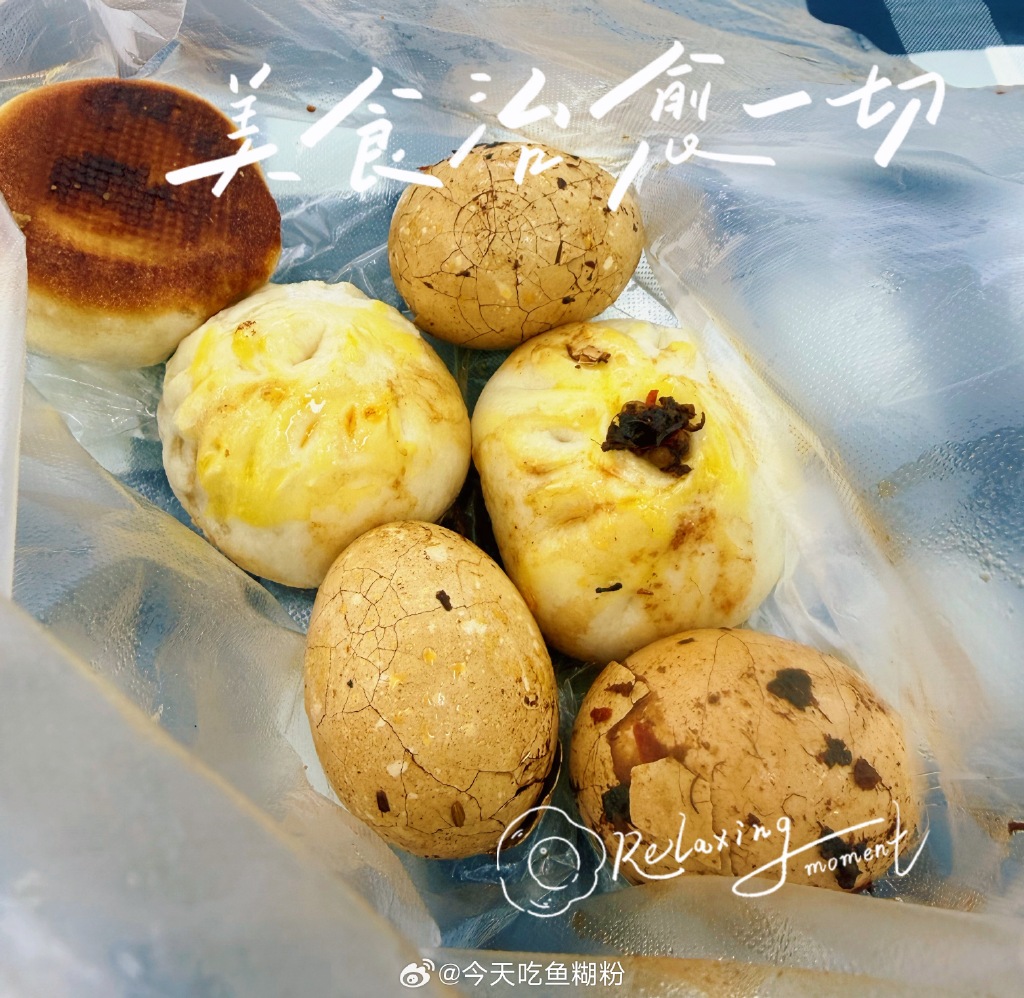 Bovobb's tweet photo. Just tried the hidden gem Bao u0026 Mì in downtown—their braised pork bao is so juicy and fluffy, I’m already craving the next bite! A must-try for anyone loving authentic Asian street food. https://t.co/1ZUEmn9tm2