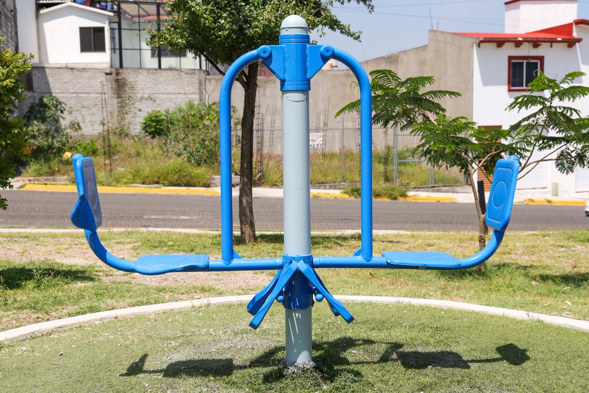 JosueGro's tweet photo. Realicé la supervisión de 2 obras que brindarán mejores espacios de convivencia y entretenimiento para las familias. La primera fue en la construcción del parque en la colonia José María Truchuelo donde habrá áreas verdes, andadores y canchas deportivas

También visité la colonia Valle Diamante donde pudimos trabajar junto con vecinas y vecinos para rehabilitar el parque de esta zona.

Con estas acciones, todas y todos en Corregidora tendrán más lugares para compartir momentos especiales en familia. #APasoFirme