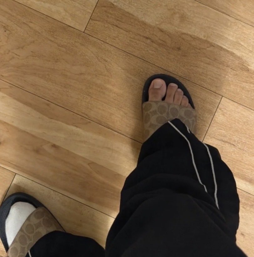 MASTERAlexxx18's tweet photo. With socks or without? 

#findom #cashmaster #feet #socks https://t.co/QI8GUIHFK0