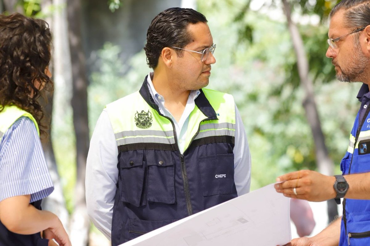 JosueGro's tweet photo. Realicé la supervisión de 2 obras que brindarán mejores espacios de convivencia y entretenimiento para las familias. La primera fue en la construcción del parque en la colonia José María Truchuelo donde habrá áreas verdes, andadores y canchas deportivas

También visité la colonia Valle Diamante donde pudimos trabajar junto con vecinas y vecinos para rehabilitar el parque de esta zona.

Con estas acciones, todas y todos en Corregidora tendrán más lugares para compartir momentos especiales en familia. #APasoFirme