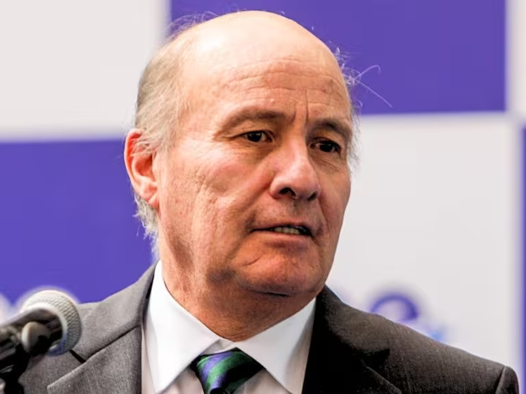 PiensaPrensa's tweet photo. Quiroz enciende el debate: "Si los alcaldes prefieren que no los compensen, no se compensan. Se acabó".

La tramitación de la megareforma económica sufrió un nuevo retraso en el Senado luego de que no se alcanzaran los votos necesarios para aprobar el mecanismo de compensación destinado a las municipalidades por la eliminación del pago de contribuciones para la primera vivienda de personas mayores de 65 años.

El punto en discusión establece que el Estado reembolsará a los municipios los recursos que dejarían de recaudar producto de esta exención. Sin embargo, diferencias entre parlamentarios oficialistas y de oposición impidieron que el informe de la comisión mixta obtuviera el respaldo requerido, postergando la votación hasta después de la semana distrital.

Pese al revés legislativo, el ministro de Hacienda, Jorge Quiroz, restó dramatismo a la situación y aseguró que el núcleo de la reforma ya cuenta con respaldo suficiente. Según explicó, el artículo pendiente corresponde únicamente al mecanismo de compensación municipal y no afecta el resto de las medidas aprobadas.