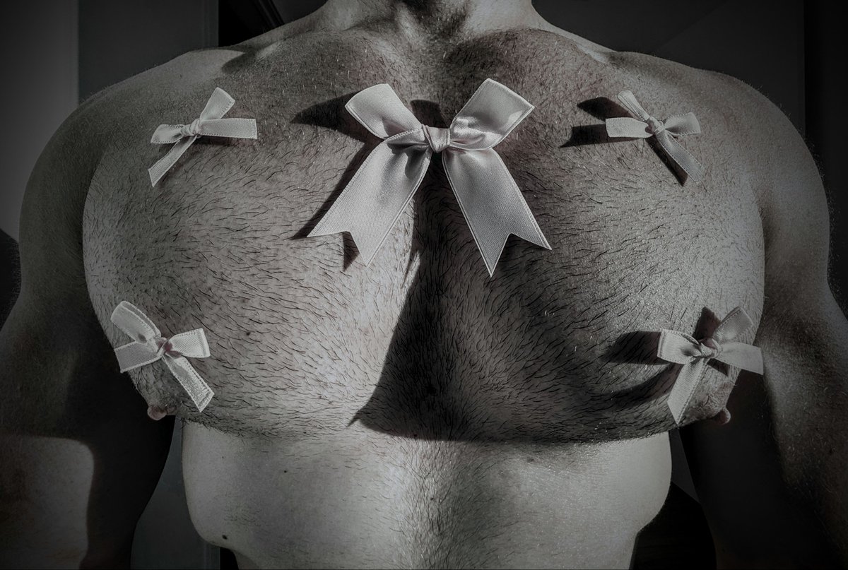 LunaticBrute's tweet photo. " Is this necessary...? 💢 "

[READER] insisted that they decorate the Cultist for a photoshoot. Seems like it paid off well? https://t.co/qaoH6UJzYm