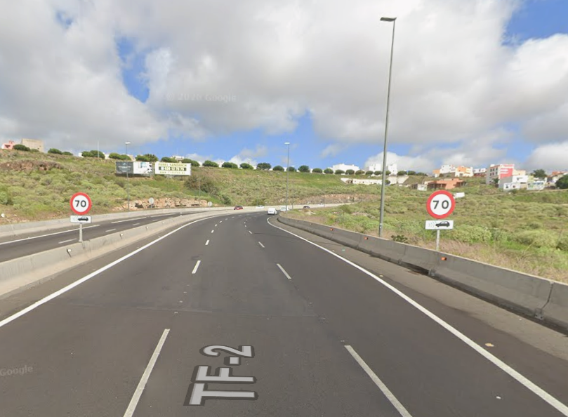 jjafonso1's tweet photo. Quitaron las aceras para pasar la velocidad subiendo de 80 a 90 Km/h. Sin explicación alguna un día la bajan a 70 y ponen un radar, con dos cojones y en el sitio menos peligroso. Lógico, se están forrando, 50 mil cazados y niveles de récord a nivel de España. Acojonante. https://t.co/Mc8qMdP2XO