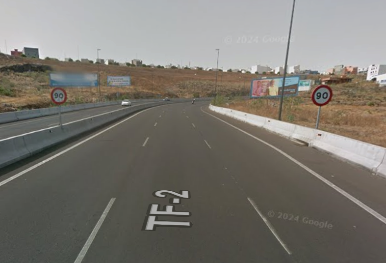 jjafonso1's tweet photo. Quitaron las aceras para pasar la velocidad subiendo de 80 a 90 Km/h. Sin explicación alguna un día la bajan a 70 y ponen un radar, con dos cojones y en el sitio menos peligroso. Lógico, se están forrando, 50 mil cazados y niveles de récord a nivel de España. Acojonante. https://t.co/Mc8qMdP2XO
